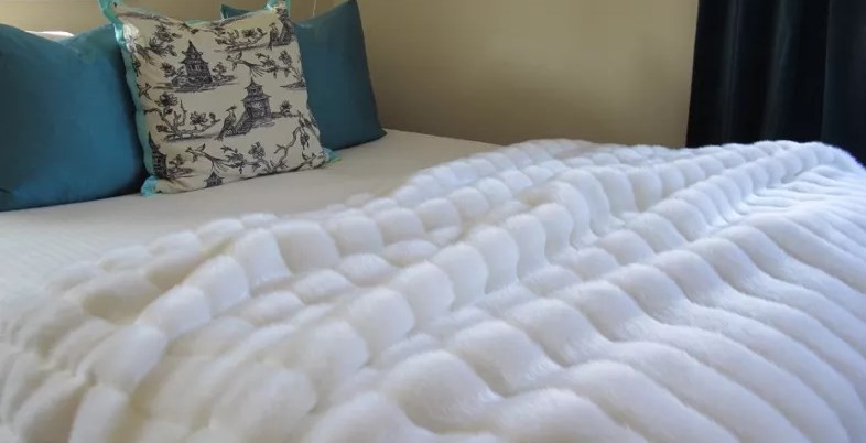 Narzuta akrylowa na łóżko