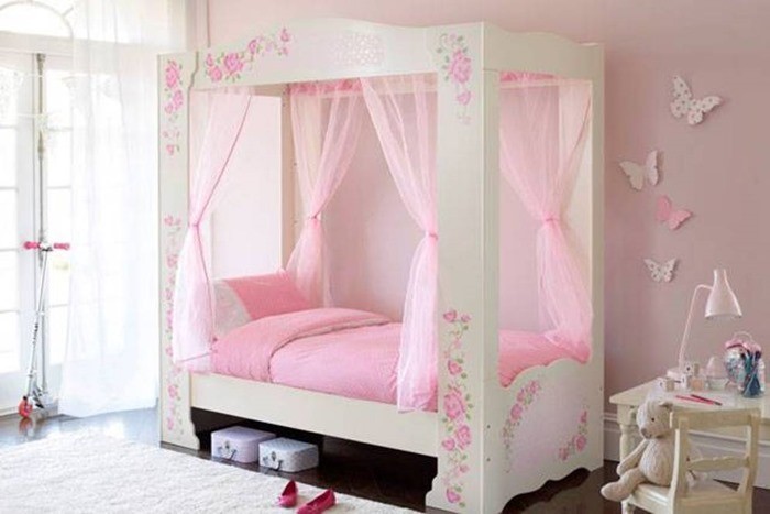 Pokój dziewczynki w różowo-białej kolorystyce łóżko z baldachimem