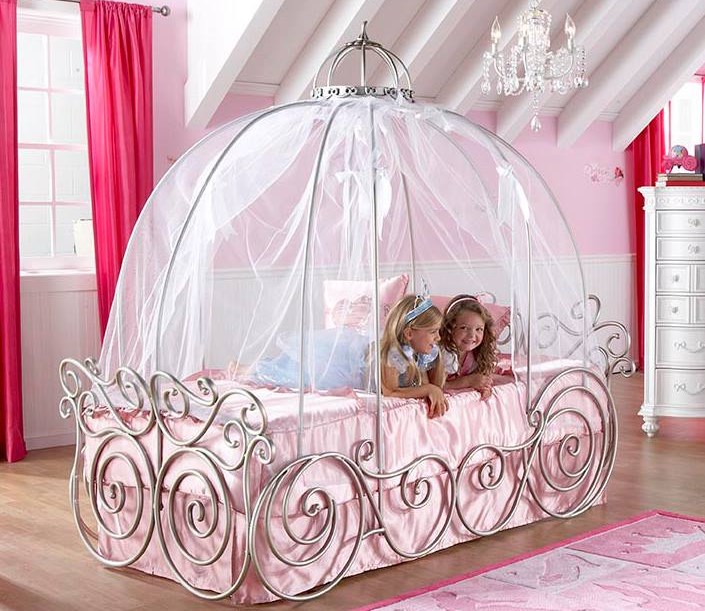 Pokój w biało-różowej kolorystyce z wyjątkowym łóżkiem małej księżniczki