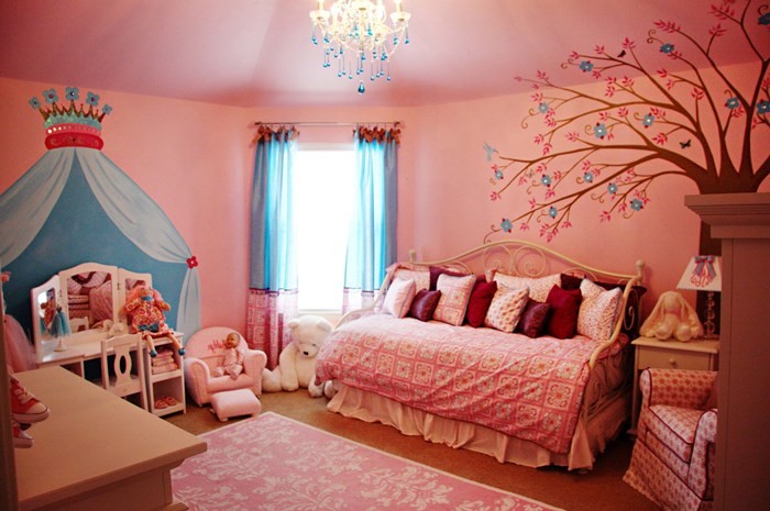 Różowo brązowo bordowy pokój dziewczynki