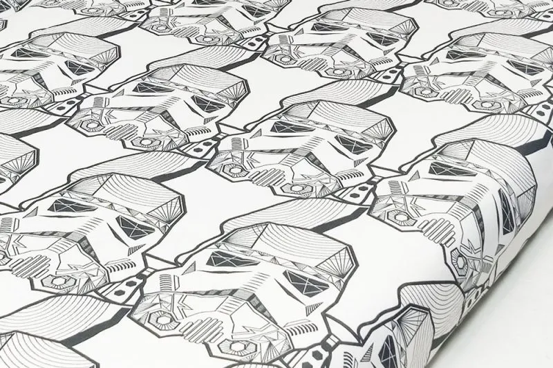 Białe prześcieradło z hełmami szturmowców