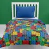 Kolorowa narzuta z mozaiką z klocków lego dla chłopca