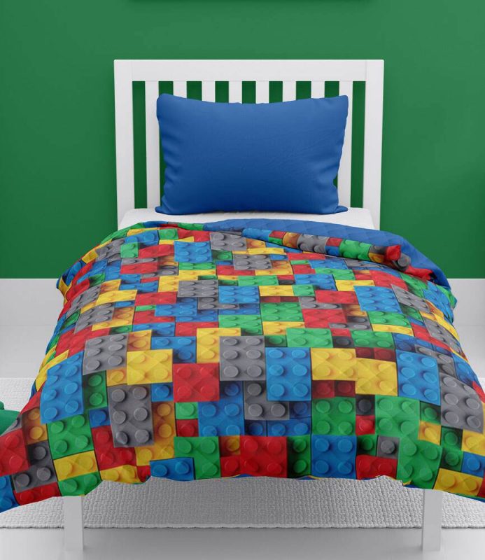 Kolorowa narzuta z mozaiką z klocków lego dla chłopca