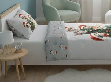 Pościel z kotkami na choince w pokoju dziecięcym